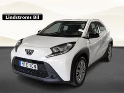 Vit Begagnad 2022 Toyota Aygo Play Halvkombi | 184 900 kr (Marknadspris)