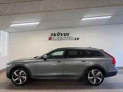 Grå Begagnad 2017 Volvo V90 CC Kombi | 309 500 kr (Marknadspris)