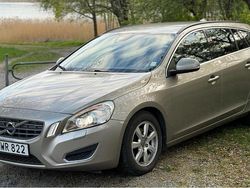 Brun Begagnad 2013 Volvo V60 Momentum Kombi | 110 000 kr (Marknadspris)