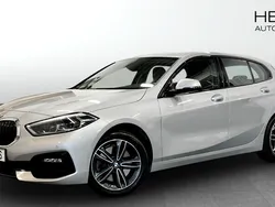 Silver Begagnad 2022 BMW 120 Shadowline Halvkombi | 298 700 kr