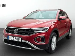 Mörkröd Begagnad 2022 VW T-Roc Life SUV | 289 900 kr (Marknadspris)