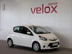 Vit Begagnad 2014 Toyota Aygo Halvkombi | 54 900 kr (Marknadspris)