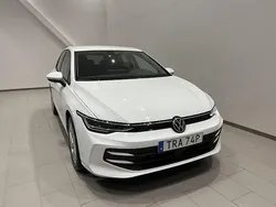 Vit (pure white) Begagnad 2024 VW Golf VIII Life Kombi | 289 900 kr (Bra pris)