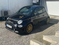 Svart Begagnad 2021 Abarth 595 Halvkombi | 210 000 kr (Marknadspris)