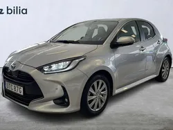Silver Begagnad 2022 Toyota Yaris Hybrid Edition Halvkombi | 234 900 kr (Marknadspris)