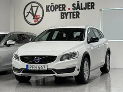 Vit Begagnad 2017 Volvo V60 CC Momentum Kombi | 149 900 kr (Superpris)