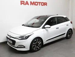 Vit Begagnad 2015 Hyundai i20 Premium Halvkombi | 119 800 kr (Marknadspris)