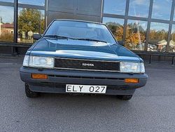 Mörkblå Begagnad 1984 Toyota Corolla Sedan | 49 900 kr