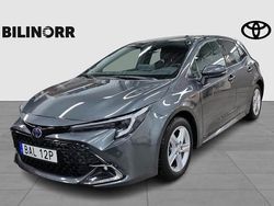 Grå Begagnad 2024 Toyota Corolla Style Halvkombi | 279 900 kr (Marknadspris)
