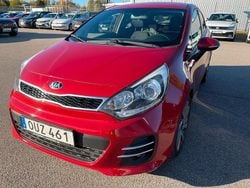 Röd (röd metallic) Begagnad 2015 Kia Rio Sedan | 89 000 kr (Superpris)