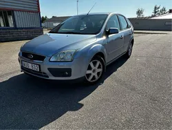 Blå Begagnad 2005 Ford Focus Halvkombi | 18 000 kr (Marknadspris)