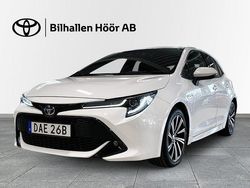 Vit Begagnad 2022 Toyota Corolla Hybrid Style Halvkombi | 234 900 kr (Marknadspris)