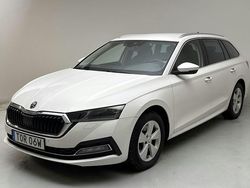 Vit Begagnad 2022 Skoda Octavia Kombi | 244 900 kr (Marknadspris)