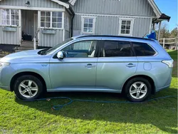 Blå Begagnad 2014 Mitsubishi Outlander P-HEV SUV | 139 000 kr (Marknadspris)