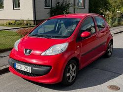 Röd Begagnad 2006 Peugeot 107 Halvkombi | 19 000 kr (Marknadspris)