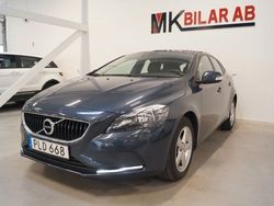 Mörkblå (blå) Begagnad 2017 Volvo V40 Kinetic Kombi | 169 900 kr (Marknadspris)