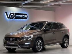 Brun Begagnad 2017 Volvo V60 CC Summum Kombi | 189 700 kr (Marknadspris)