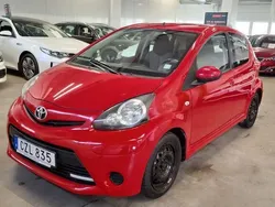 Röd Begagnad 2014 Toyota Aygo Halvkombi | 79 999 kr (Marknadspris)