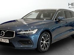 Mörkblå (blue) Begagnad 2020 Volvo V60 Momentum Kombi | 294 900 kr (Marknadspris)