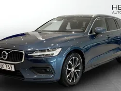 Mörkblå (blue) Begagnad 2020 Volvo V60 Momentum Kombi | 294 900 kr (Marknadspris)