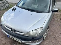 Grå Begagnad 2001 Peugeot 206 Halvkombi | 12 000 kr (Marknadspris)