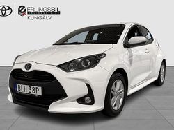 Vit Begagnad 2022 Toyota Yaris Hybrid Active Halvkombi | 209 900 kr (Marknadspris)