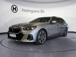Röd/orange Begagnad 2025 BMW 530e Efficient Dynamics Kombi | 699 800 kr (Marknadspris)