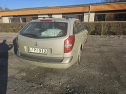 Grön Begagnad 2004 Renault Laguna GrandTour Expression Kombi | 16 000 kr (Marknadspris)