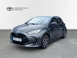 Mörkgrå (grå) Begagnad 2020 Toyota Yaris Hybrid Skyview Edition Halvkombi | 229 900 kr (Marknadspris)