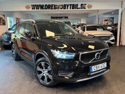 Svart Begagnad 2022 Volvo XC40 Momentum SUV | 264 500 kr (Marknadspris)