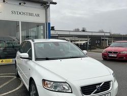 Vit Begagnad 2009 Volvo V50 Momentum Kombi | 36 900 kr (Marknadspris)