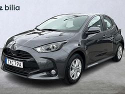 Mörkgrå Ny 2025 Toyota Yaris Hybrid Active Halvkombi | 271 800 kr (Marknadspris)