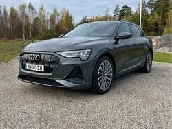 Grå Begagnad 2022 Audi e-tron S-Line SUV | 439 900 kr (Bra pris)