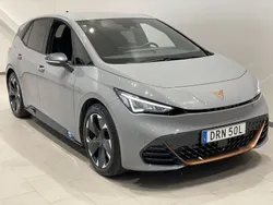Ljusgrå (vaporgrau) Begagnad 2023 Cupra Born e-Boost Halvkombi | 319 900 kr (Marknadspris)