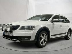 Vit Begagnad 2015 Skoda Octavia Scout Kombi | 129 000 kr