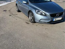 Blå Begagnad 2017 Volvo V40 Kinetic Kombi | 130 000 kr (Marknadspris)