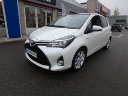 Ljusgrå Begagnad 2014 Toyota Yaris Hybrid Active Halvkombi | 123 900 kr (Dyr)