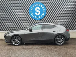 Grå (gråmetallic) Begagnad 2022 Mazda 3 Cosmo Halvkombi | 289 000 kr (Marknadspris)
