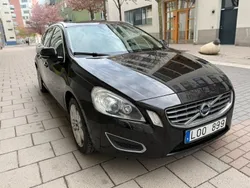 Svart Begagnad 2011 Volvo V60 Summum Kombi | 97 500 kr (Marknadspris)
