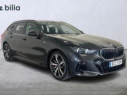 Grå Begagnad 2025 BMW 530e M Sport Kombi | 699 000 kr (Marknadspris)