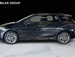 Svart Begagnad 2024 BMW 225 Active Tourer M Sport Minibuss | 439 000 kr (Marknadspris)