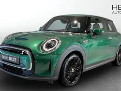 Grön (green) Begagnad 2022 Mini Cooper SE Halvkombi | 208 700 kr (Marknadspris)
