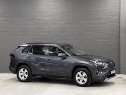 Mörkgrå (grå) Begagnad 2020 Toyota RAV4 Hybrid Active SUV | 359 900 kr (Marknadspris)