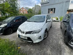 Vit Begagnad 2015 Toyota Auris Active Halvkombi | 99 500 kr (Marknadspris)