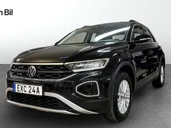 Svart (deep black pearl) Begagnad 2022 VW T-Roc Life SUV | 269 900 kr (Marknadspris)