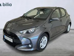 Mörkgrå (grå) Begagnad 2024 Toyota Yaris Hybrid Active Halvkombi | 249 900 kr (Marknadspris)