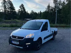 Vit Begagnad 2015 Peugeot Partner Minibuss | 79 000 kr (Marknadspris)
