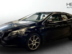 Svart (black) Begagnad 2015 Volvo V40 Momentum Kombi | 144 900 kr (Marknadspris)