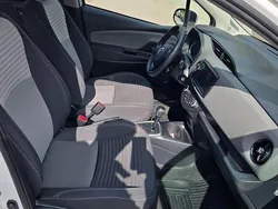 Vit Begagnad 2020 Toyota Yaris Hybrid Active Halvkombi | 159 000 kr (Marknadspris)