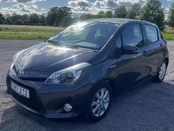 Grå Begagnad 2014 Toyota Yaris Hybrid Halvkombi | 119 000 kr (Marknadspris)